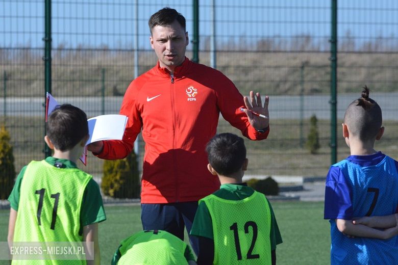 Wspólny trening młodych piłkarzy