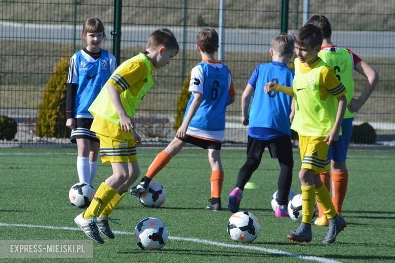 Wspólny trening młodych piłkarzy