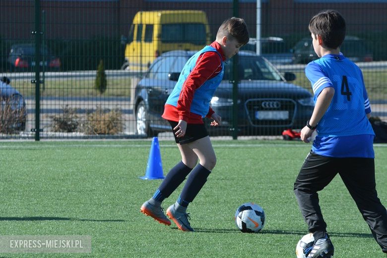 Wspólny trening młodych piłkarzy