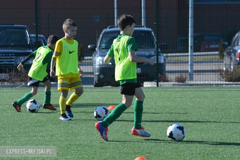 Wspólny trening młodych piłkarzy