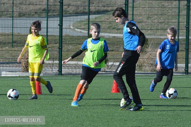 Wspólny trening młodych piłkarzy