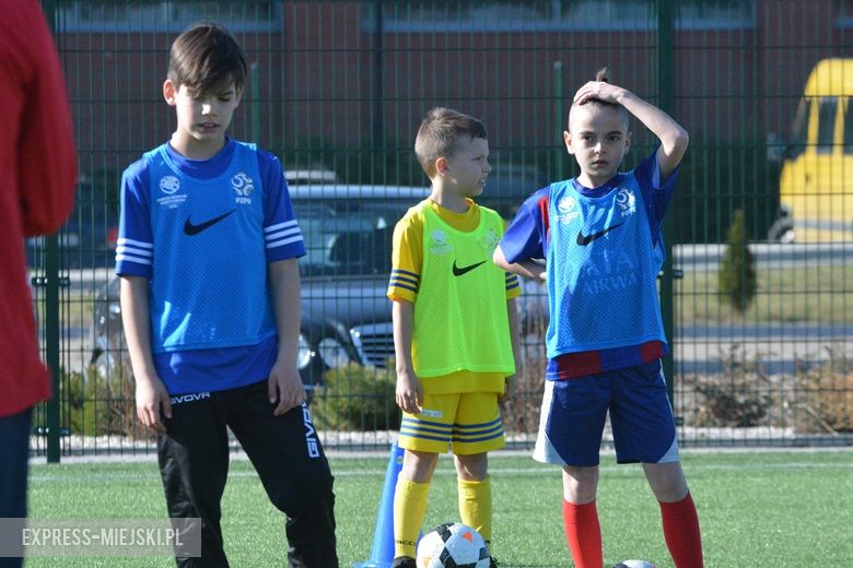 Wspólny trening młodych piłkarzy
