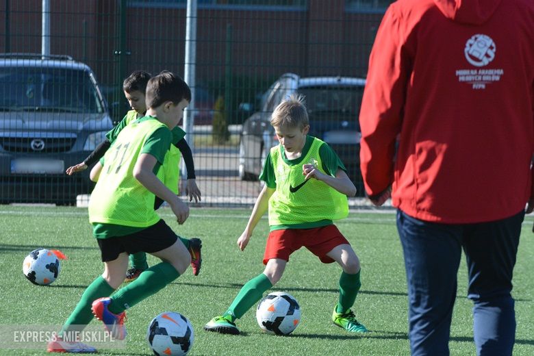 Wspólny trening młodych piłkarzy