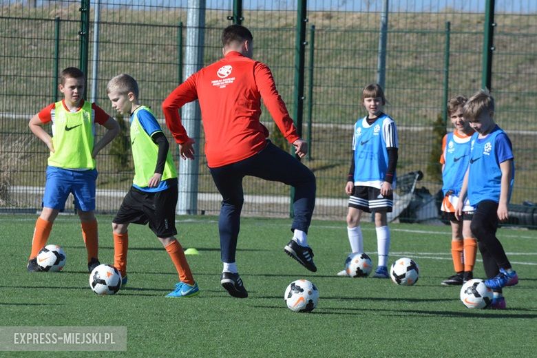 Wspólny trening młodych piłkarzy
