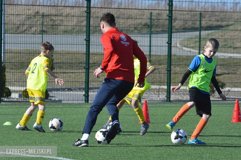 Wspólny trening młodych piłkarzy