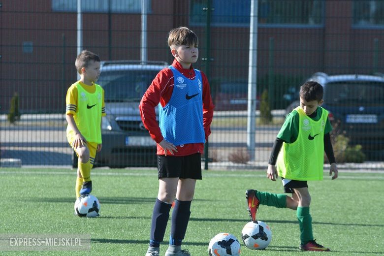 Wspólny trening młodych piłkarzy