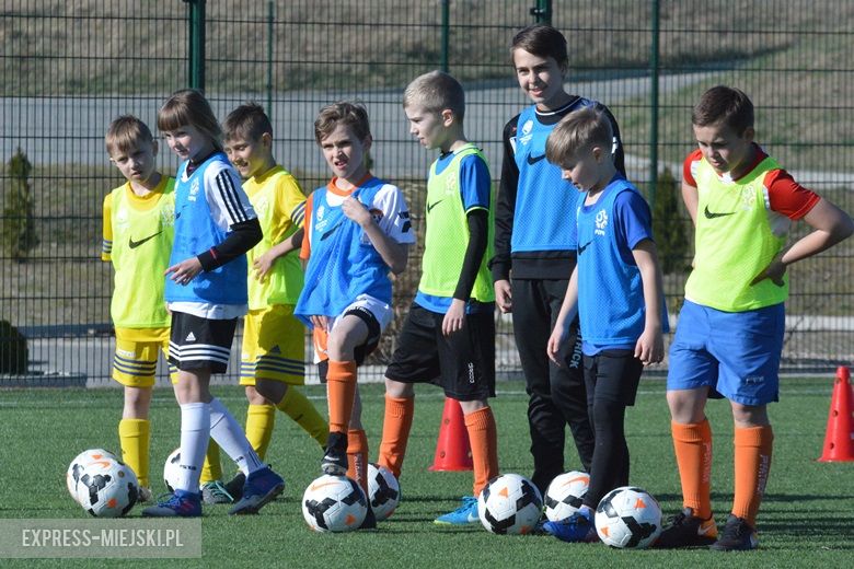 Wspólny trening młodych piłkarzy