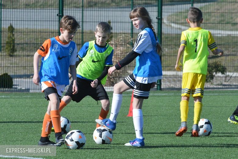 Wspólny trening młodych piłkarzy