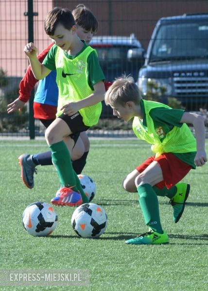 Wspólny trening młodych piłkarzy