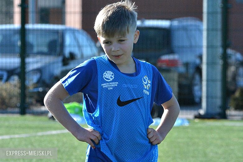 Wspólny trening młodych piłkarzy