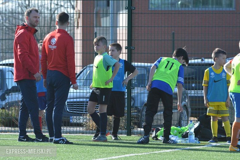 Wspólny trening młodych piłkarzy