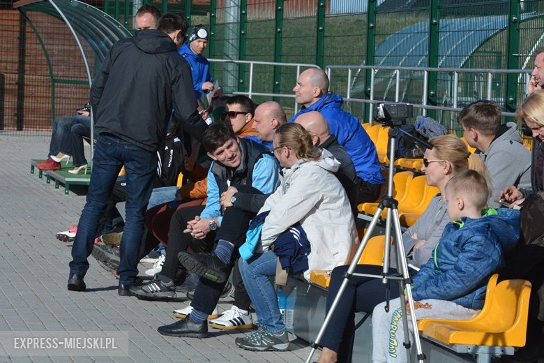 Wspólny trening młodych piłkarzy