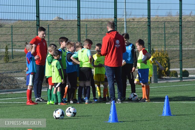 Wspólny trening młodych piłkarzy