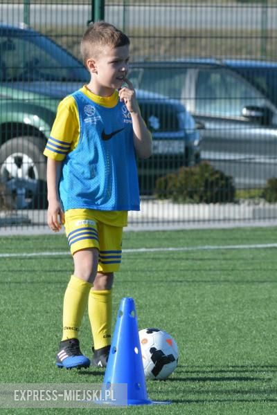 Wspólny trening młodych piłkarzy