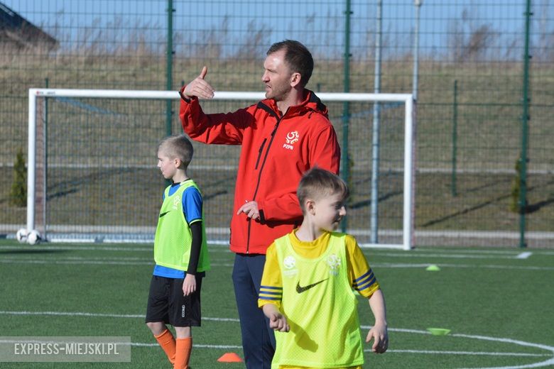 Wspólny trening młodych piłkarzy