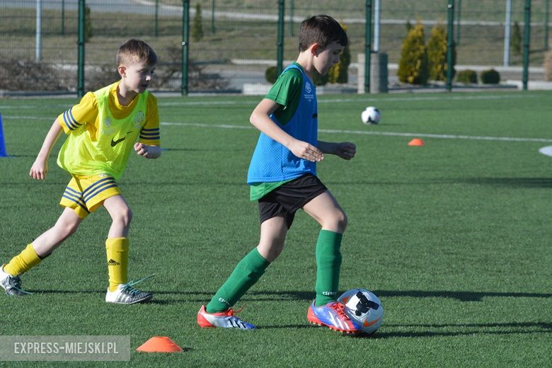 Wspólny trening młodych piłkarzy