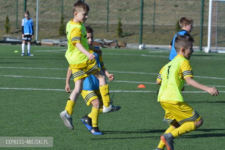 Wspólny trening młodych piłkarzy