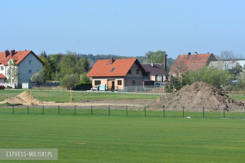 Prace nad budową orlika w Miękini