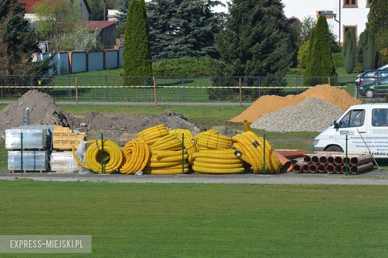 Prace nad budową orlika w Miękini