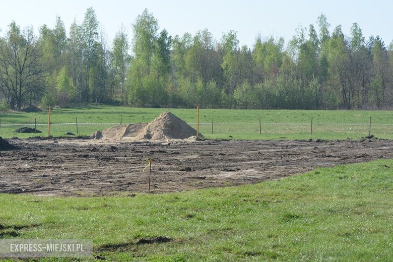Prace nad budową orlika w Miękini