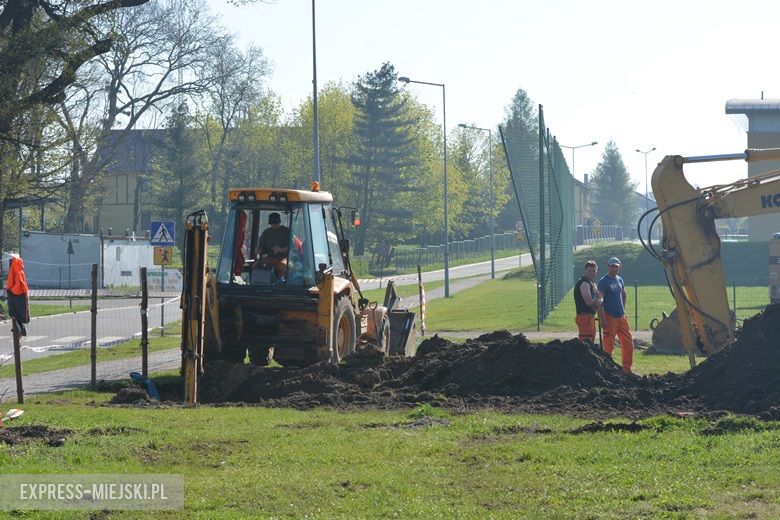Prace nad budową orlika w Miękini