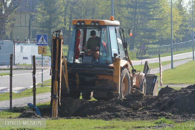 Prace nad budową orlika w Miękini