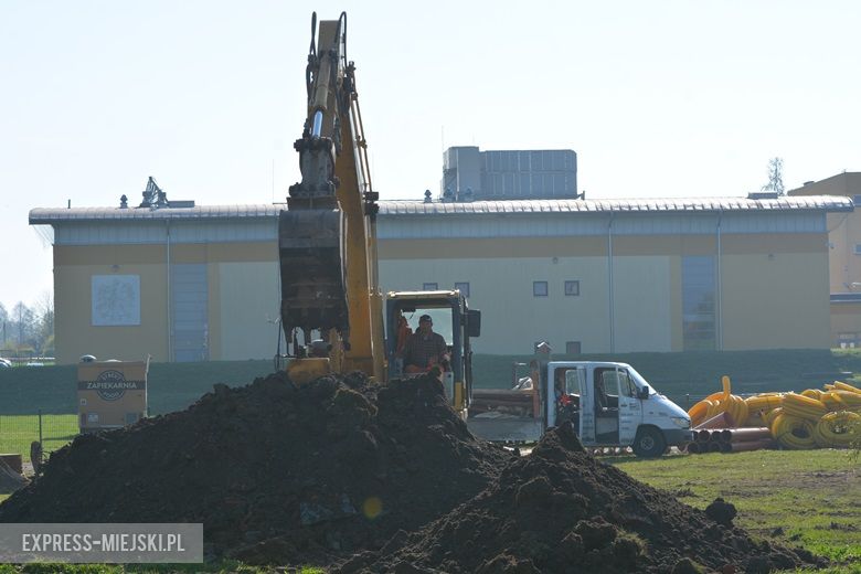 Prace nad budową orlika w Miękini