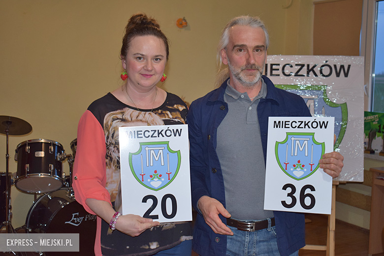 Agnieszka Łabuz - sołtys Mieczkowa oraz Piotr Piotrowski, autor projektu herbu