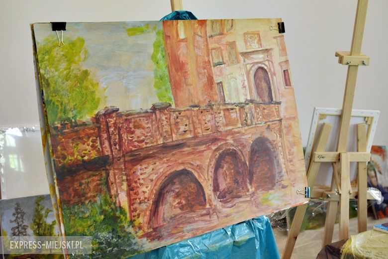 Prace kobiet nad obrazami w zamku w Wojnowicach