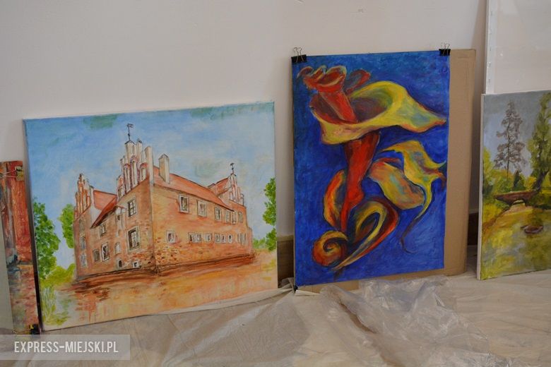 Prace kobiet nad obrazami w zamku w Wojnowicach