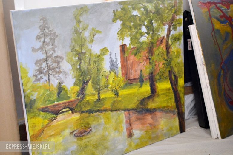 Prace kobiet nad obrazami w zamku w Wojnowicach