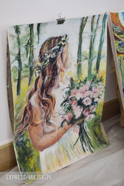 Prace kobiet nad obrazami w zamku w Wojnowicach