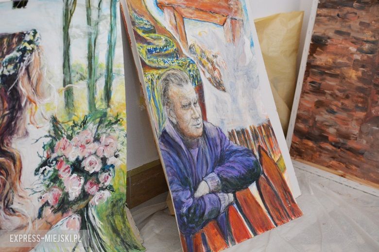 Prace kobiet nad obrazami w zamku w Wojnowicach