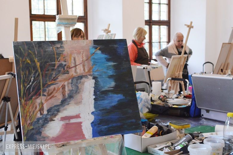 Prace kobiet nad obrazami w zamku w Wojnowicach