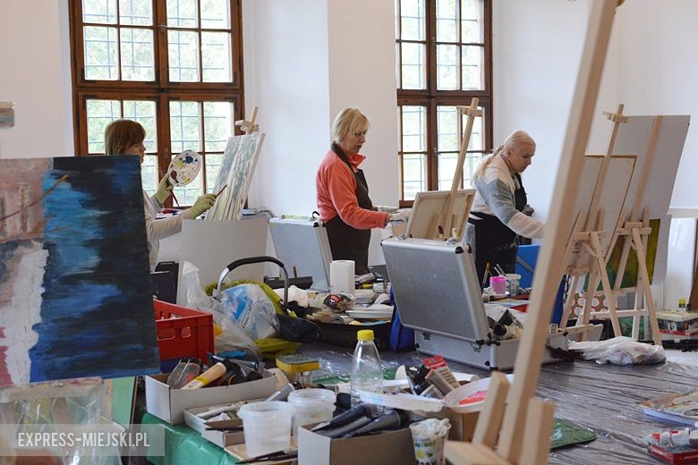 Prace kobiet nad obrazami w zamku w Wojnowicach