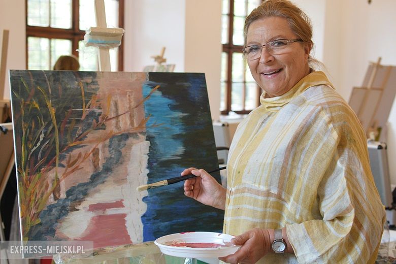 Prace kobiet nad obrazami w zamku w Wojnowicach