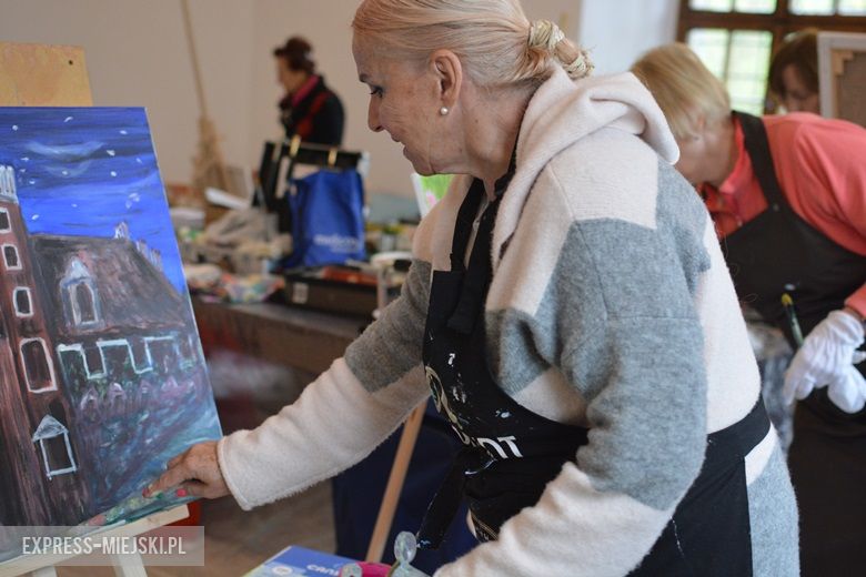 Prace kobiet nad obrazami w zamku w Wojnowicach