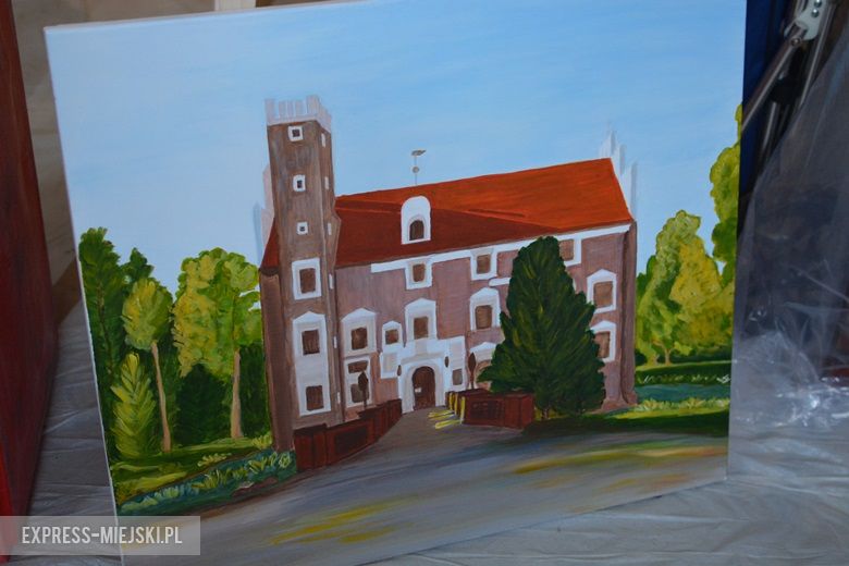 Prace kobiet nad obrazami w zamku w Wojnowicach