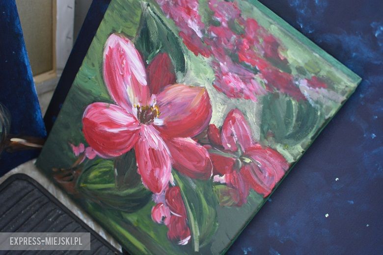 Prace kobiet nad obrazami w zamku w Wojnowicach