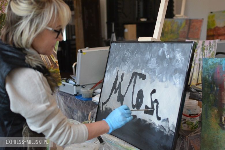 Prace kobiet nad obrazami w zamku w Wojnowicach