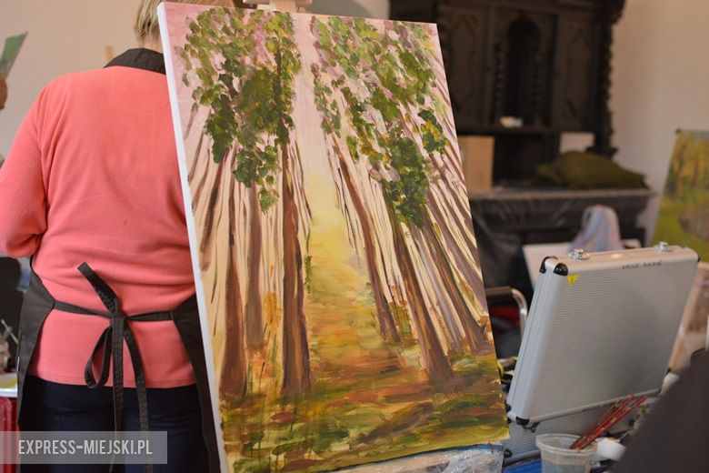 Prace kobiet nad obrazami w zamku w Wojnowicach