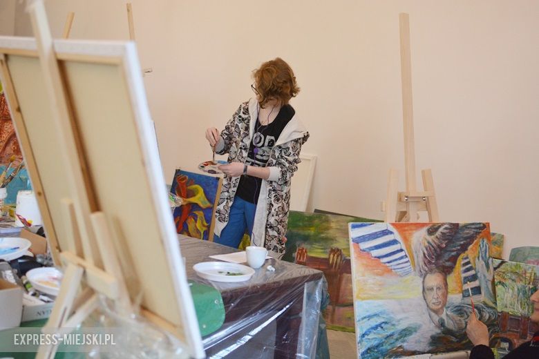 Prace kobiet nad obrazami w zamku w Wojnowicach