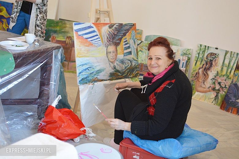 Prace kobiet nad obrazami w zamku w Wojnowicach