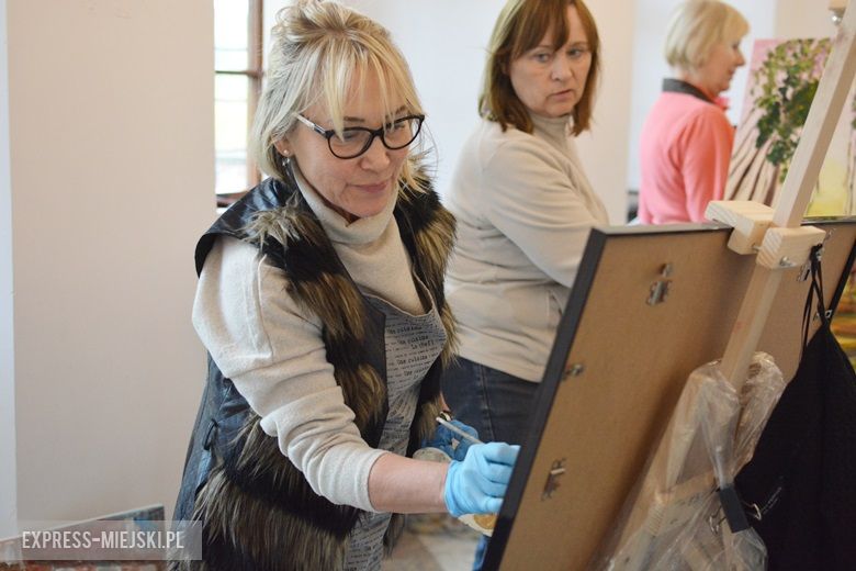 Prace kobiet nad obrazami w zamku w Wojnowicach