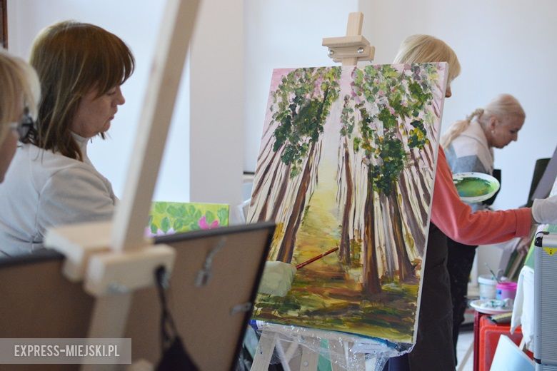 Prace kobiet nad obrazami w zamku w Wojnowicach