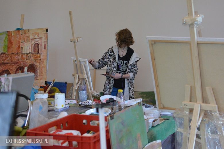 Prace kobiet nad obrazami w zamku w Wojnowicach