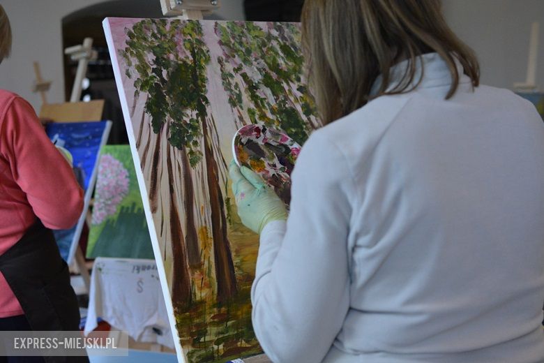 Prace kobiet nad obrazami w zamku w Wojnowicach