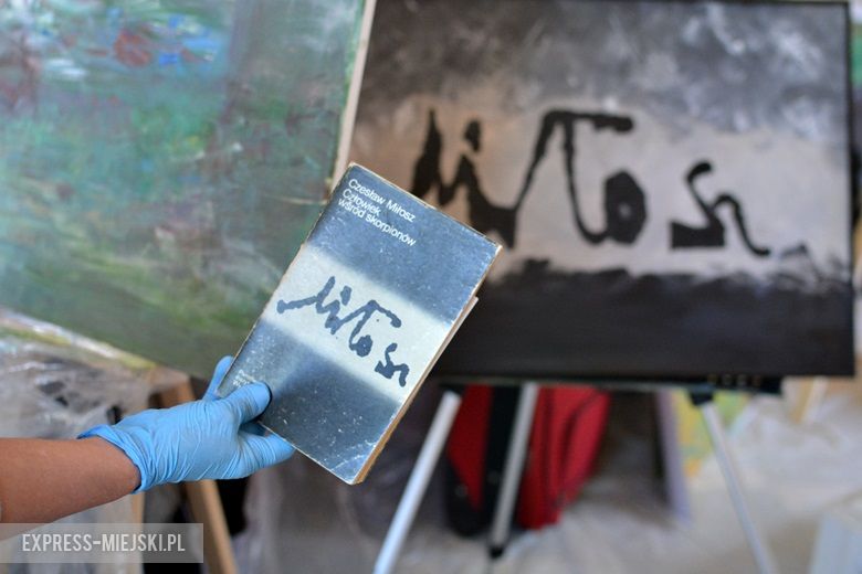 Prace kobiet nad obrazami w zamku w Wojnowicach