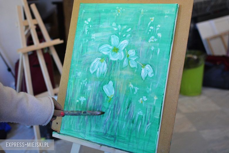 Prace kobiet nad obrazami w zamku w Wojnowicach