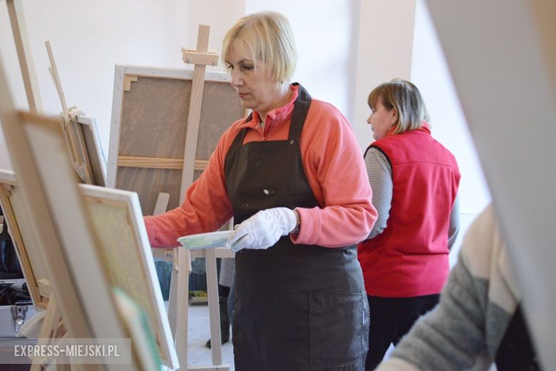 Prace kobiet nad obrazami w zamku w Wojnowicach